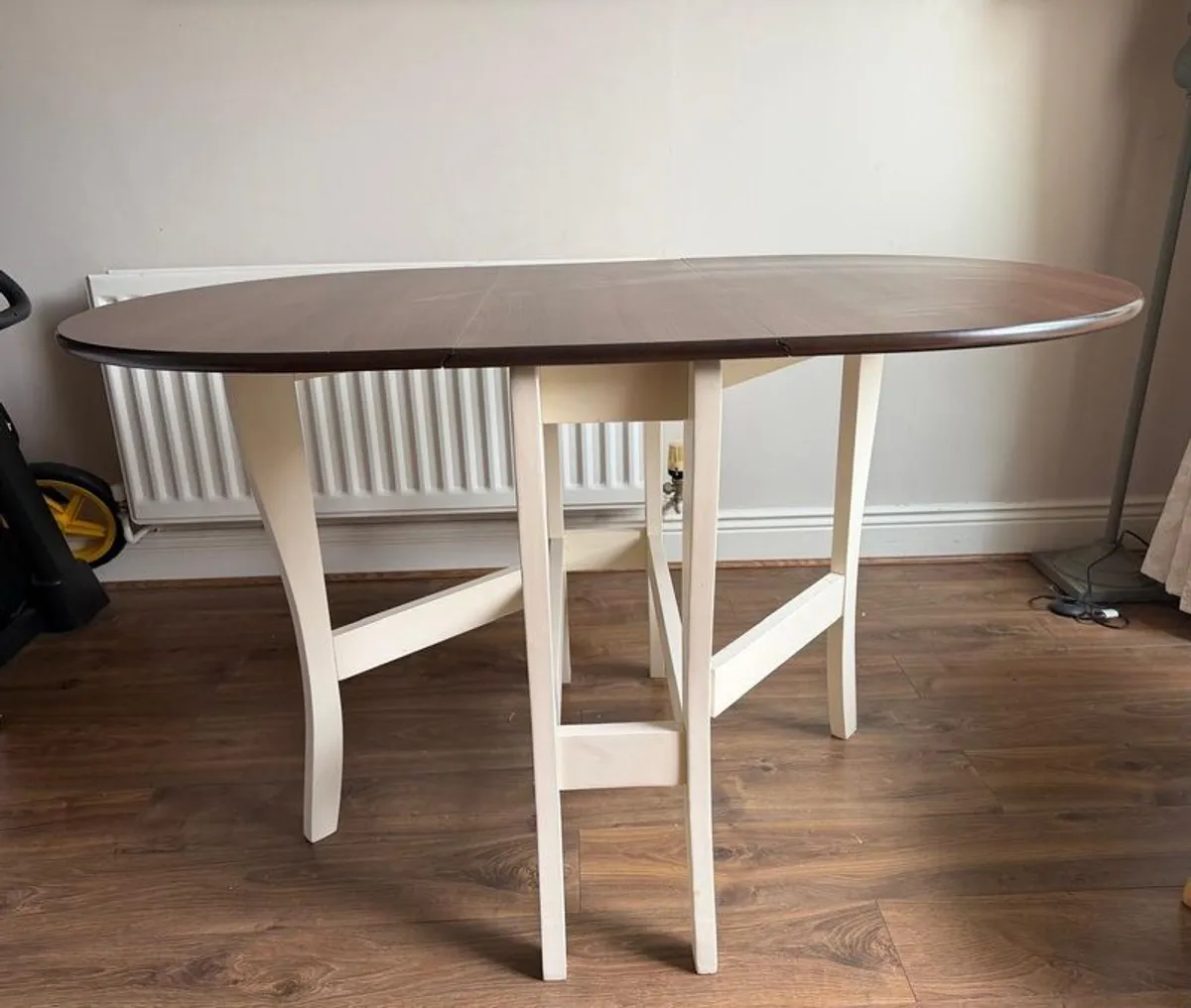 Cream and walnut-effect gateleg drop leaf table - Image 3