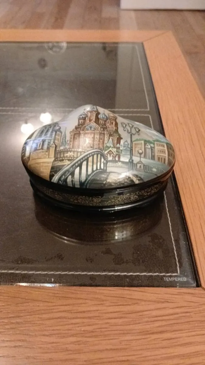 Lacyuer box mother of pearl signed Fedoskino - Image 1