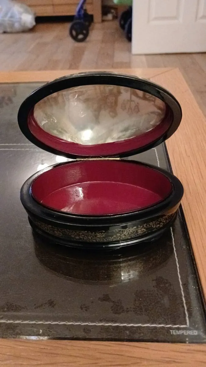 Lacyuer box mother of pearl signed Fedoskino - Image 2