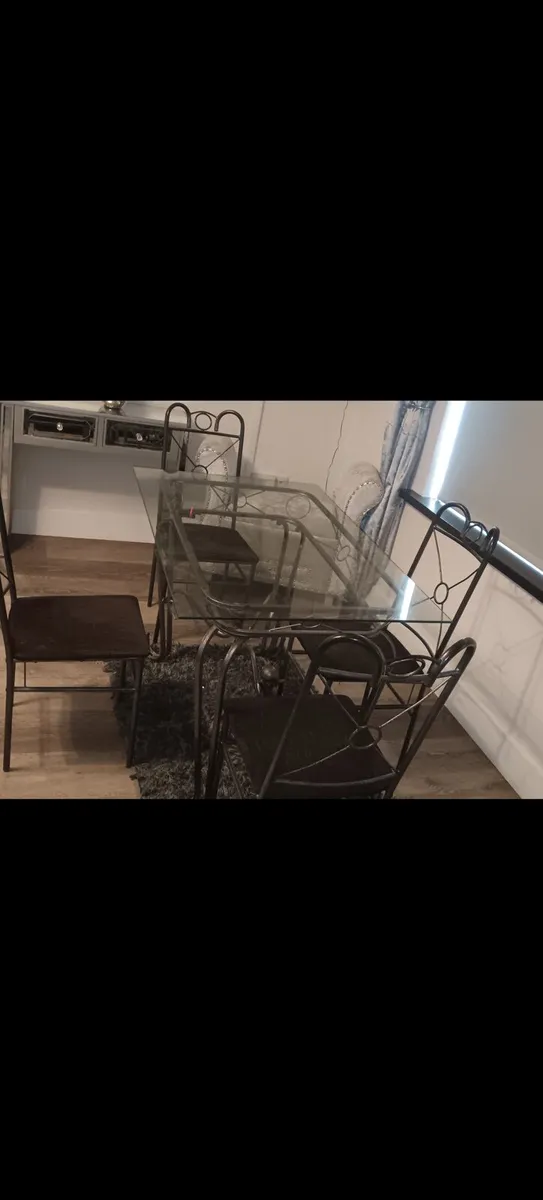 Glass top table and chairs - Image 1