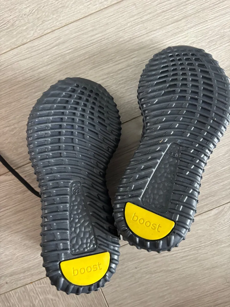 Brand new kids shoes Yezeeys- size UKJunior 13 - Image 4