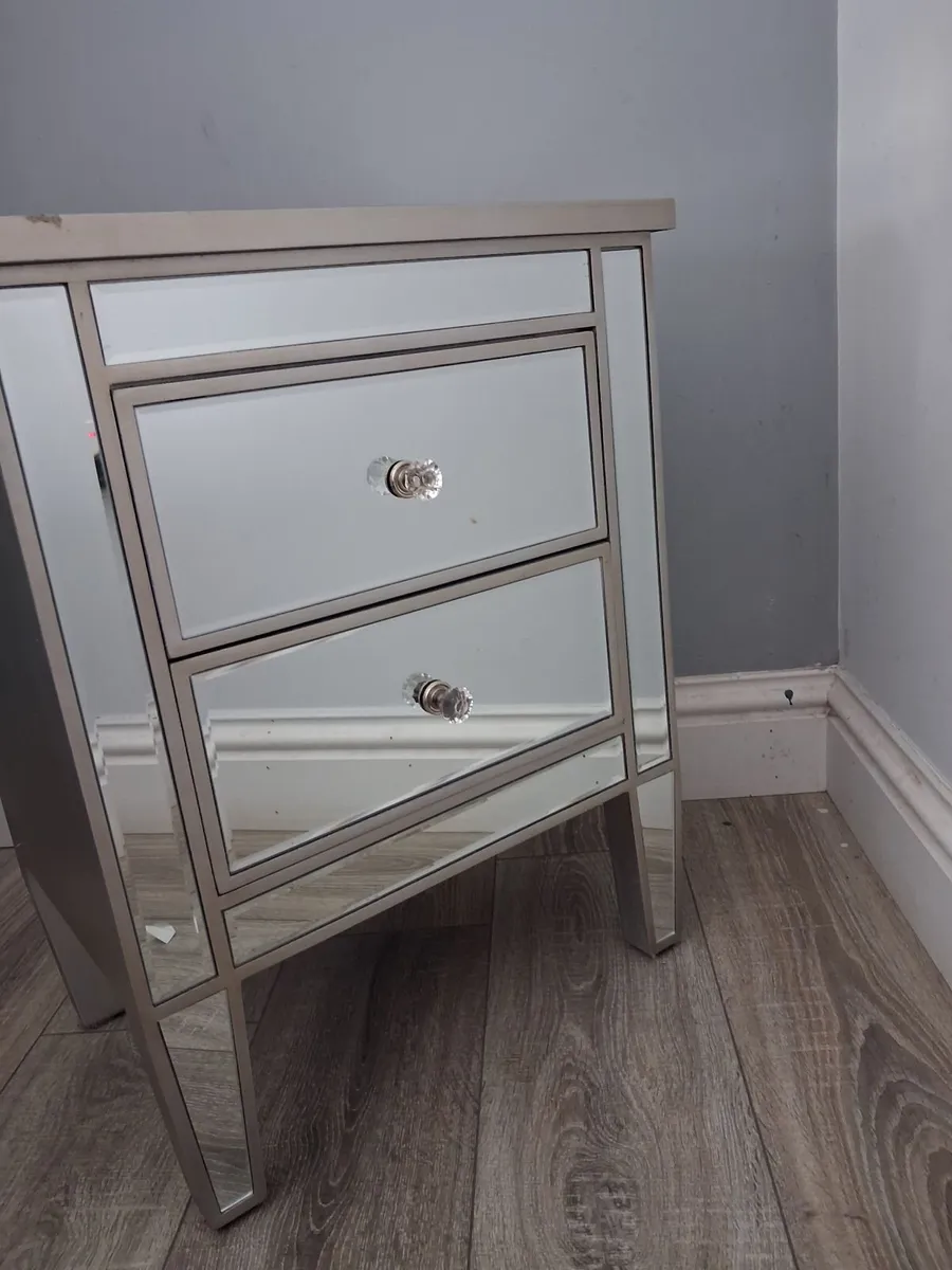MIRROR BEDSIDE LOCKERS & LAMPS - Image 3