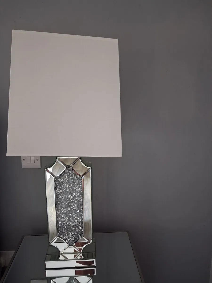 MIRROR BEDSIDE LOCKERS & LAMPS - Image 4