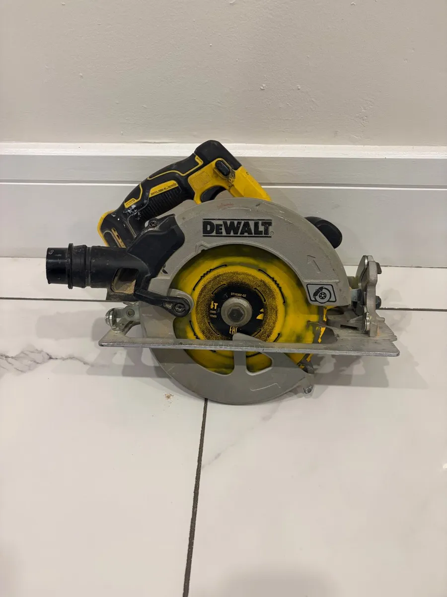 Dewalt cordless saw - Image 2