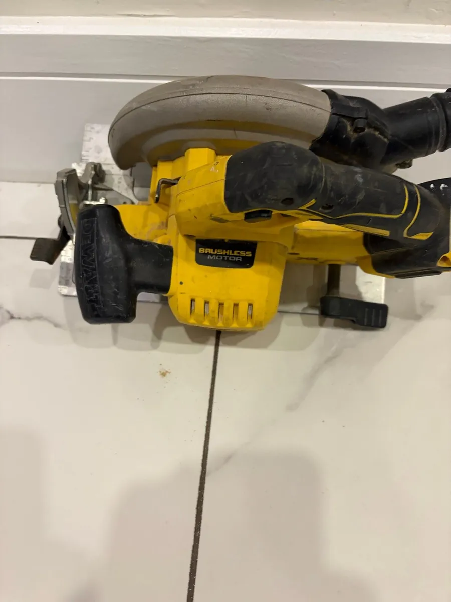 Dewalt cordless saw - Image 3
