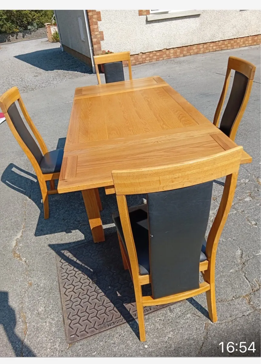 Table &4 chairs - Image 3