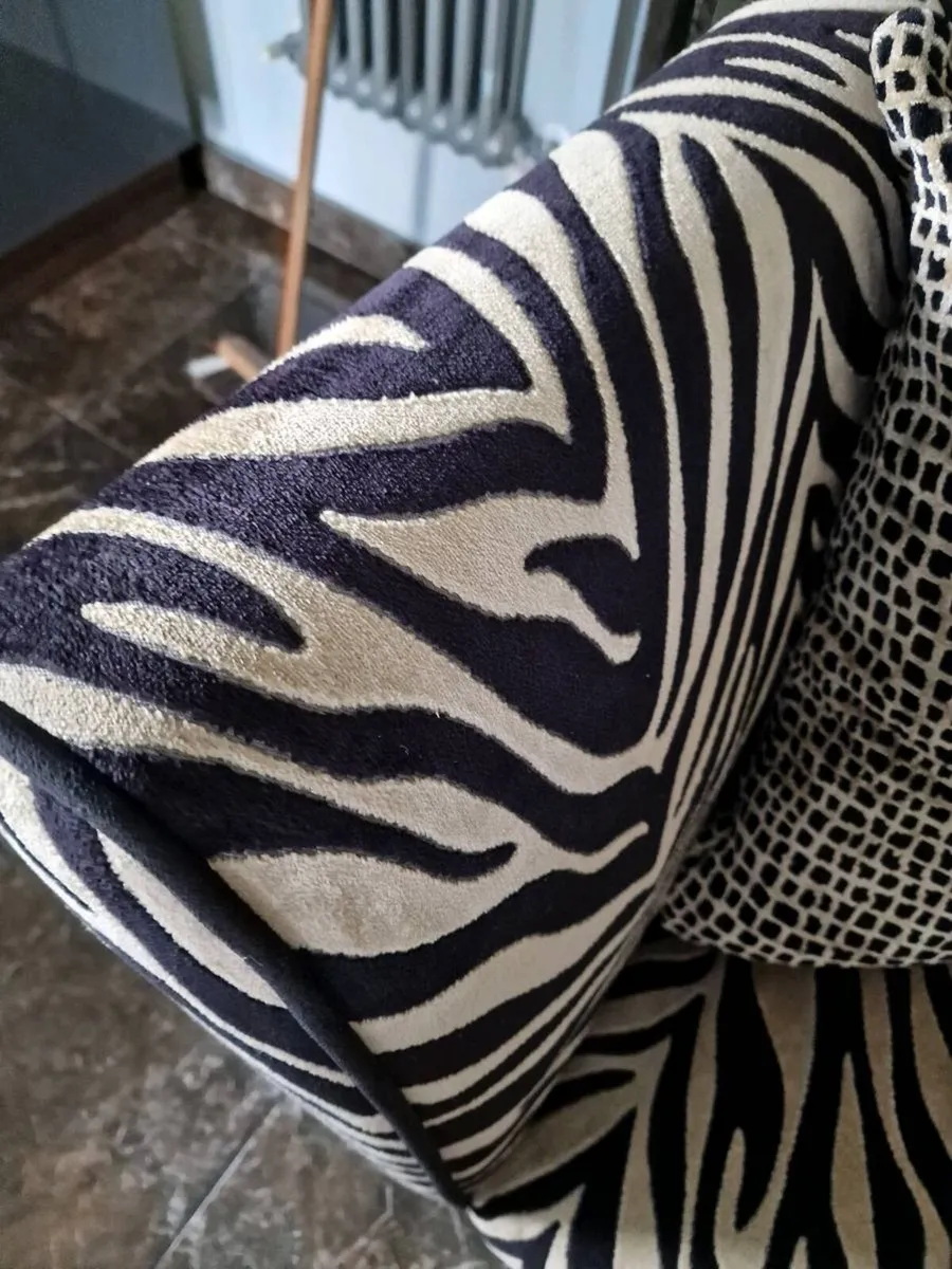 Large velvet sofa - Image 2