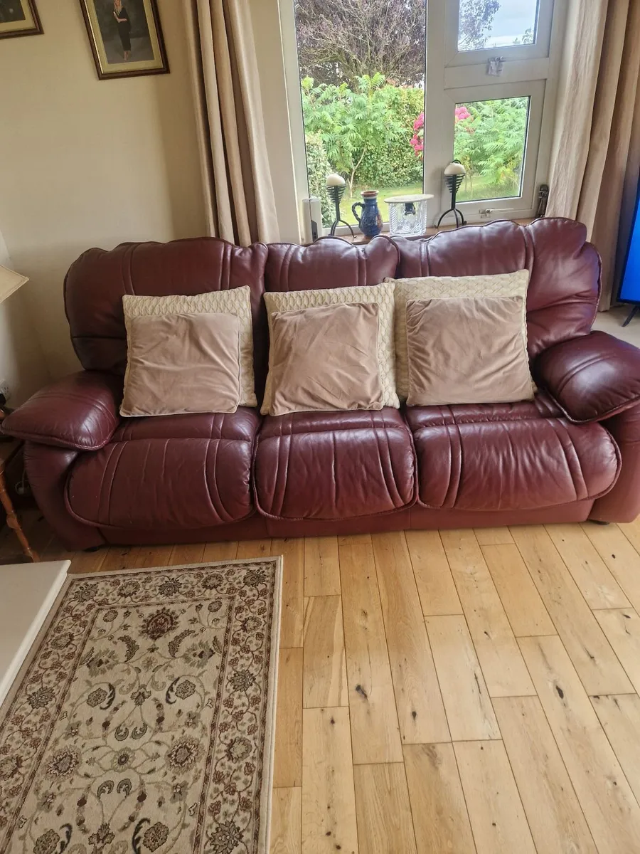 3 piece leather suite of furniture - Image 1