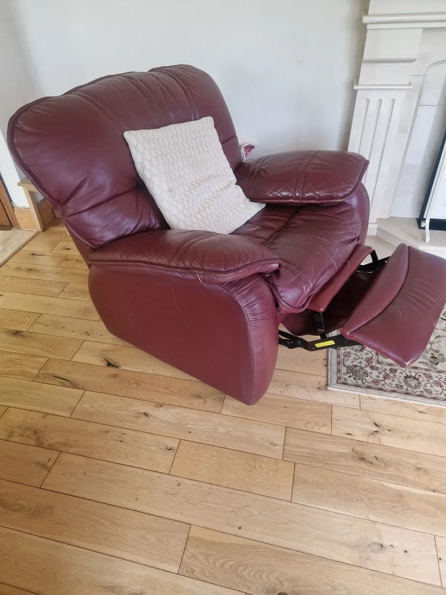 3 piece leather suite of furniture - Image 2
