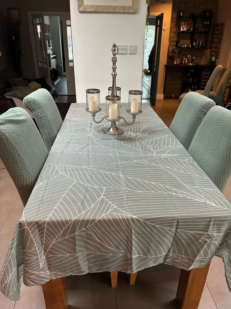 Extending oak dining table and chairs - Image 1