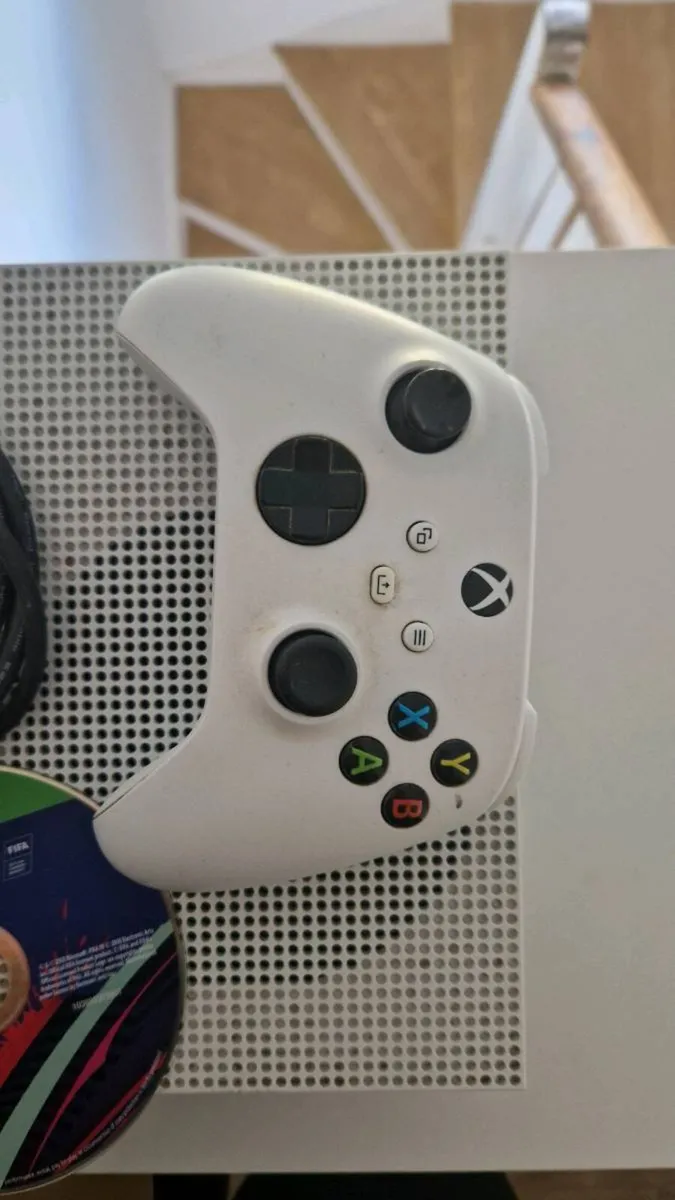 Xbox One S 500GB + Controller + GTA 5 Disc - Image 2