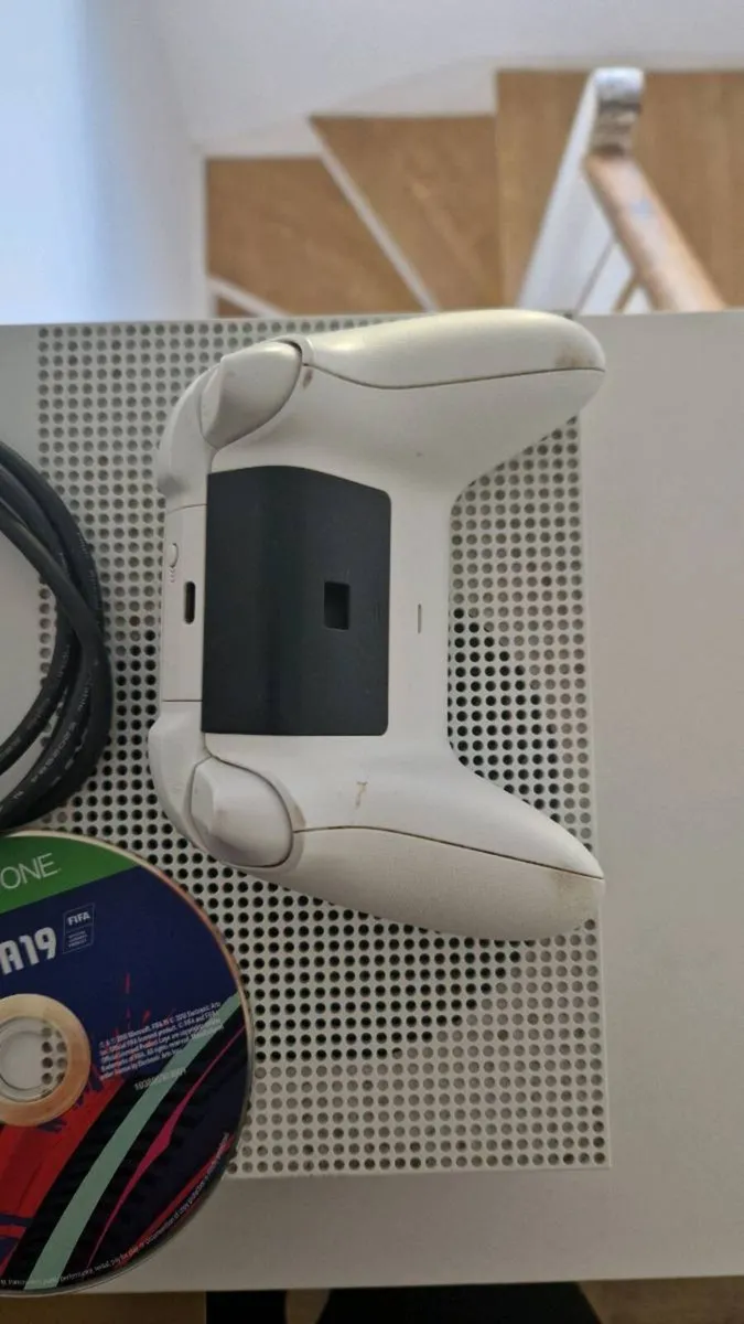 Xbox One S 500GB + Controller + GTA 5 Disc - Image 3