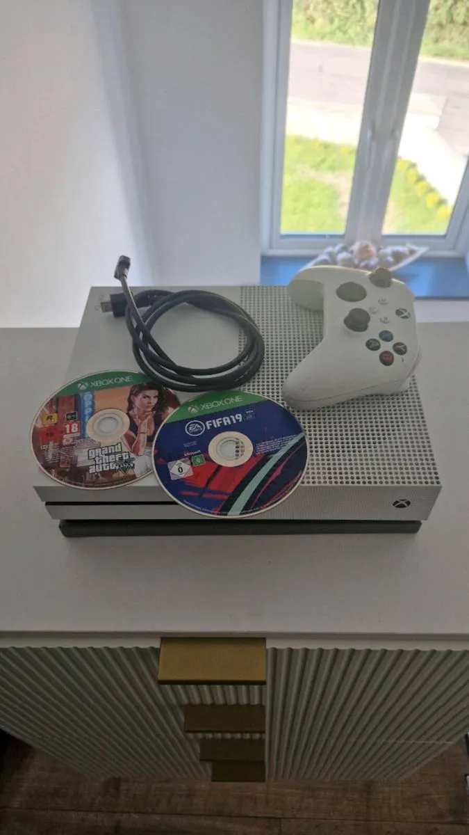 Xbox One S 500GB + Controller + GTA 5 Disc - Image 1