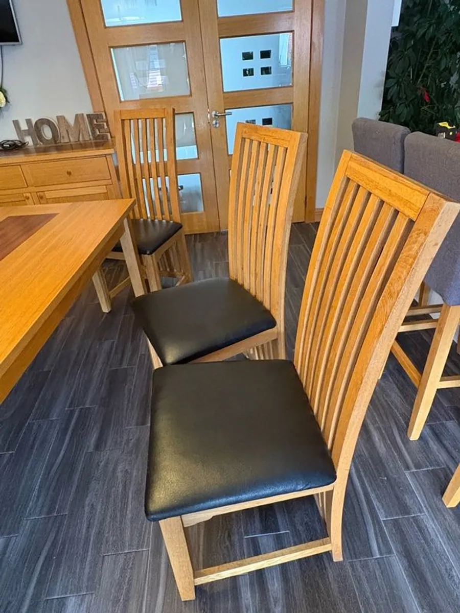 Real wooden table with 6 wooden chairs - Image 3