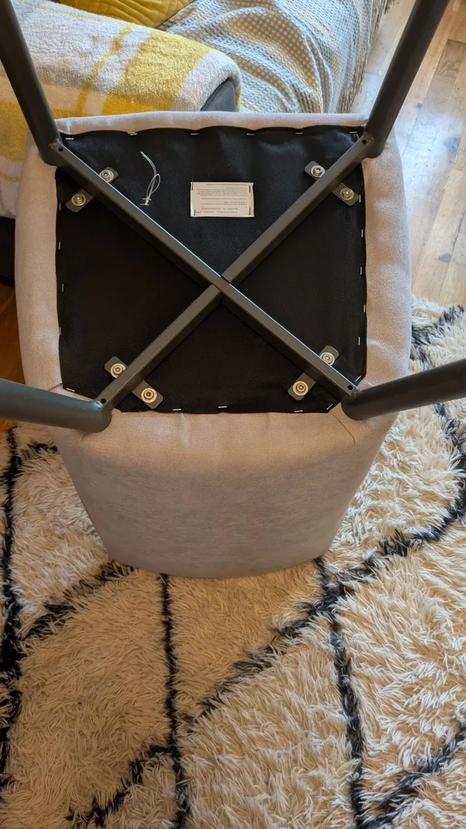 Kitchen table & chairs - Image 1