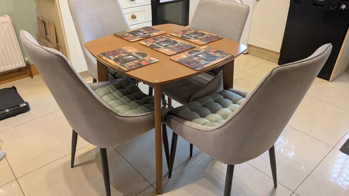 Kitchen table & chairs - Image 2