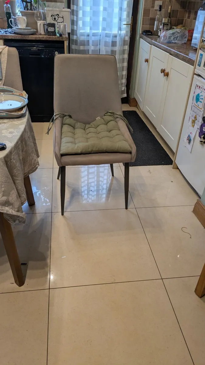 Kitchen table & chairs - Image 3