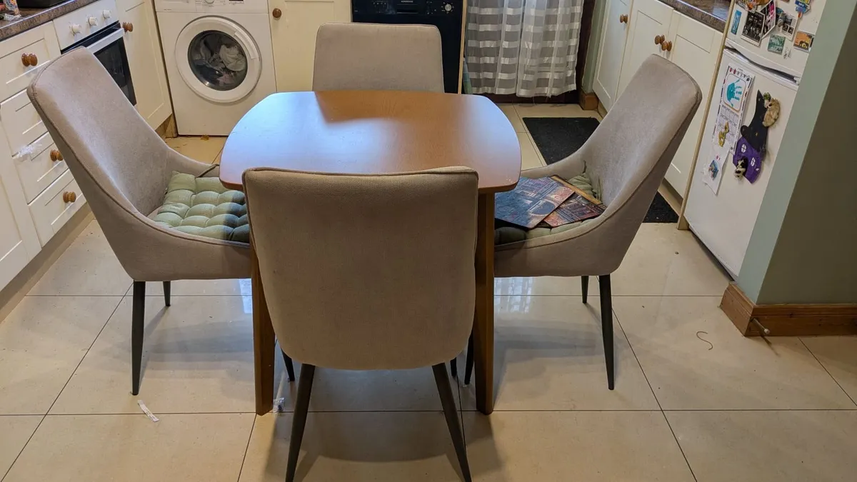 Kitchen table & chairs - Image 4