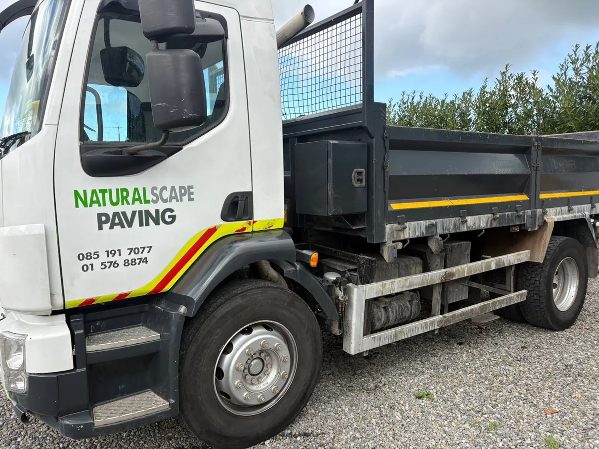2013 Volvo 18tone tipper tarmac body - Image 2