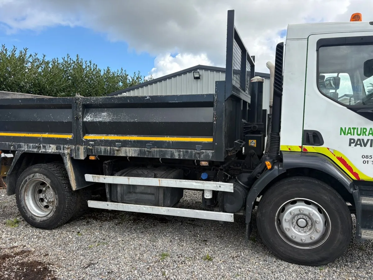 2013 Volvo 18tone tipper tarmac body - Image 1
