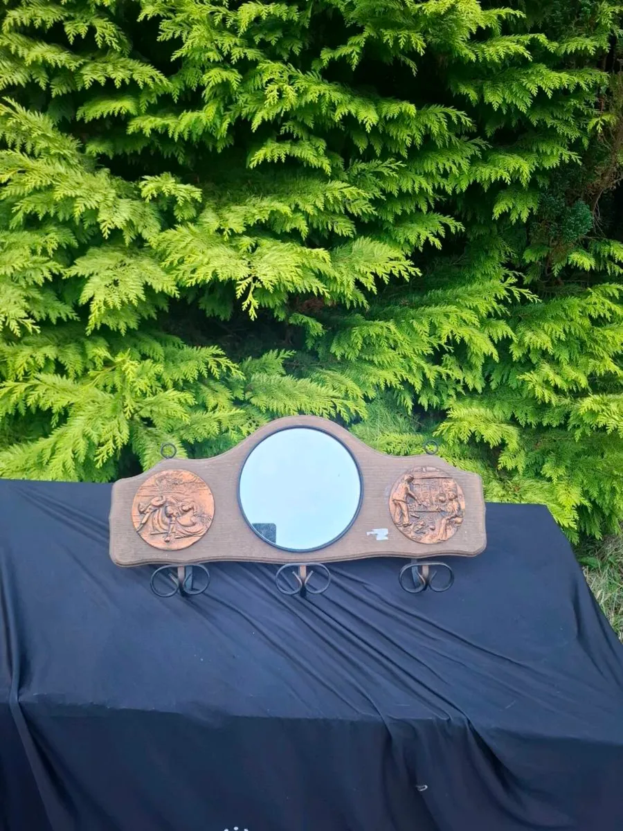 Small coat holder with mirror