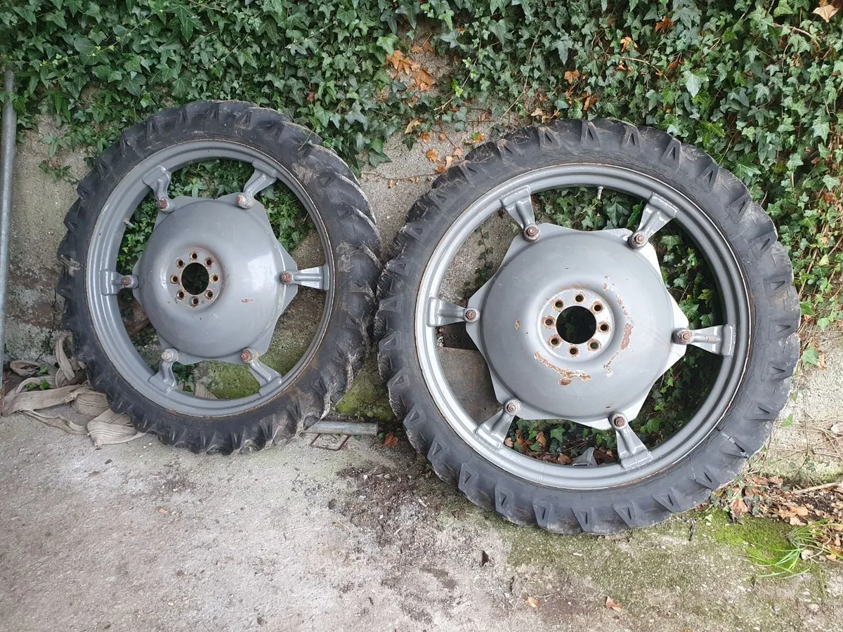 Rowcrop wheels, Ivor Williams trailer, idlers - Image 1