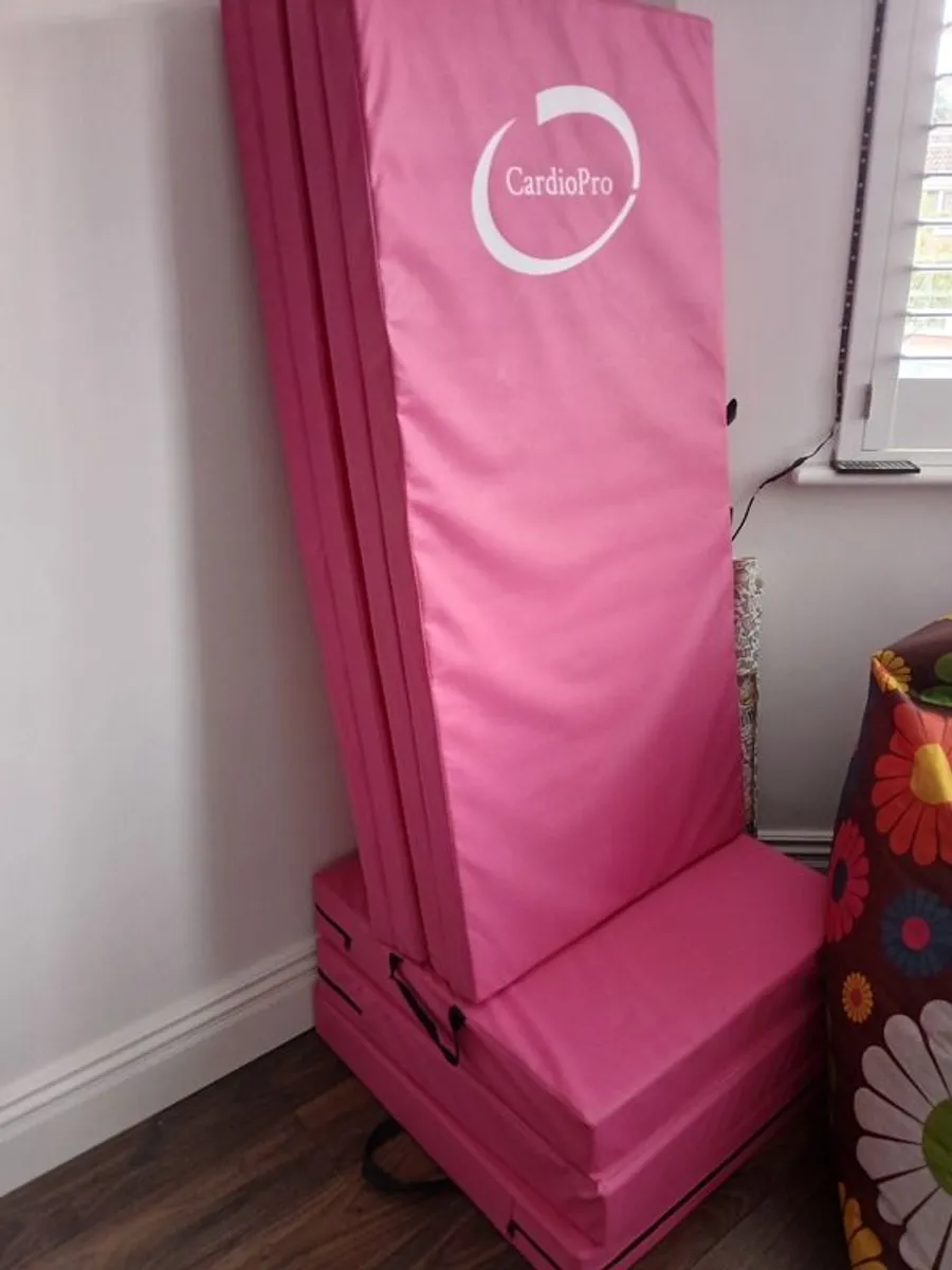 Gymnastics Ajustable high bar and mats - price reduced - Image 2