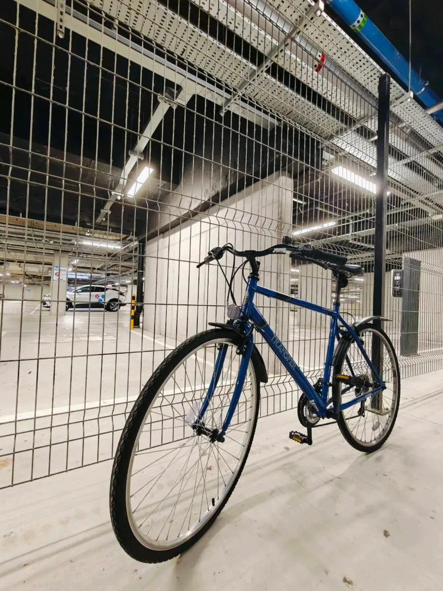 Hybrid road bike - Image 2