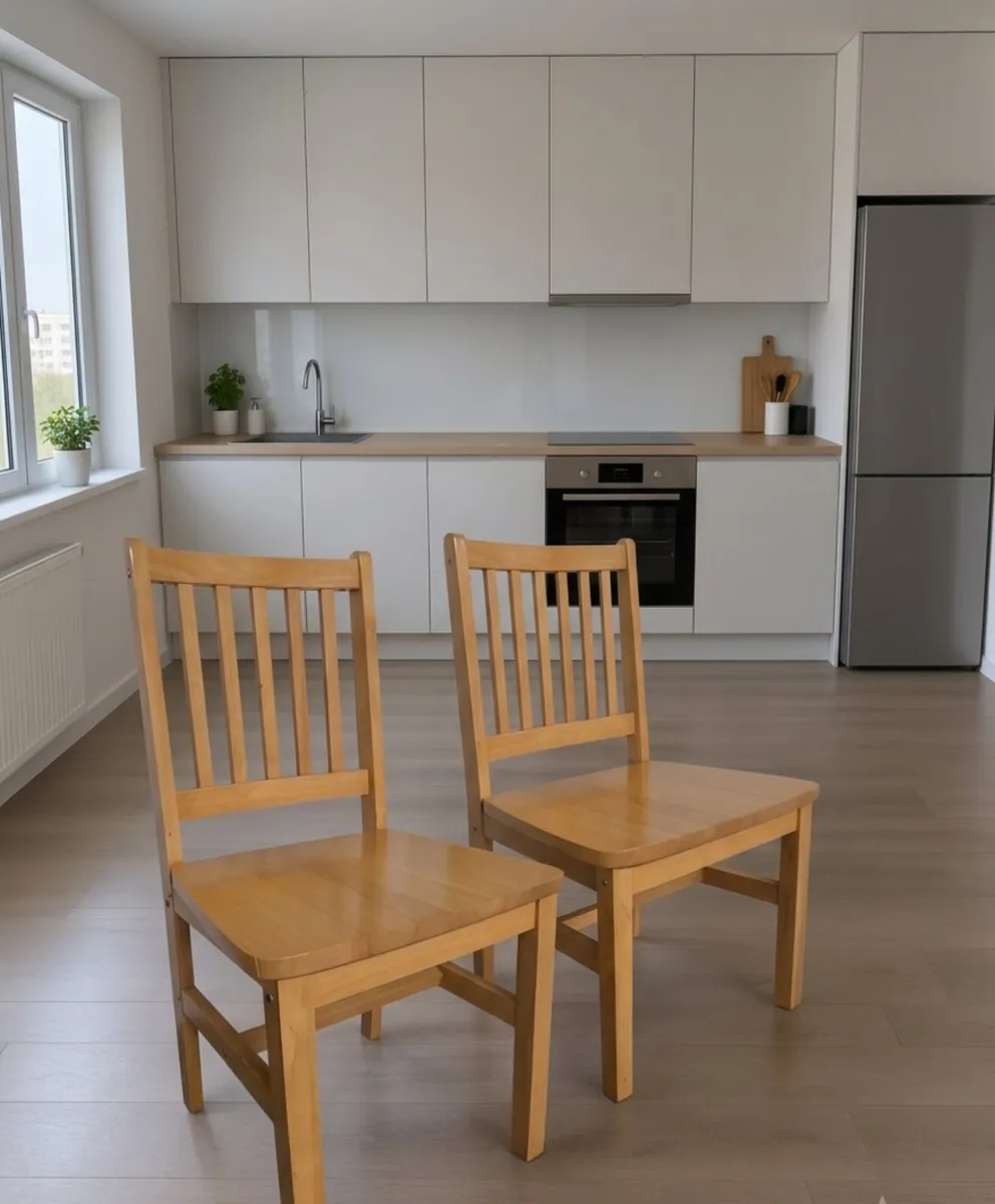 Oak Extendable table and 4 iak chairs - Image 4