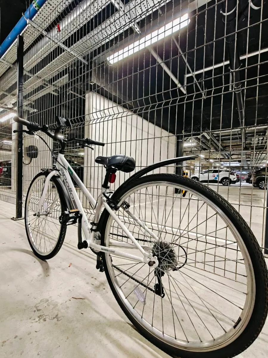 Hybrid road bike - Image 1
