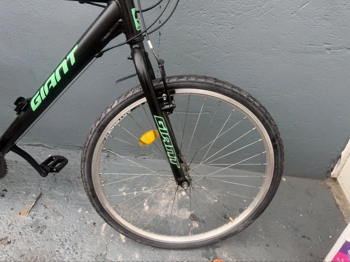 Giant hybrid bike ❗️Open 7 days of the week - Image 3