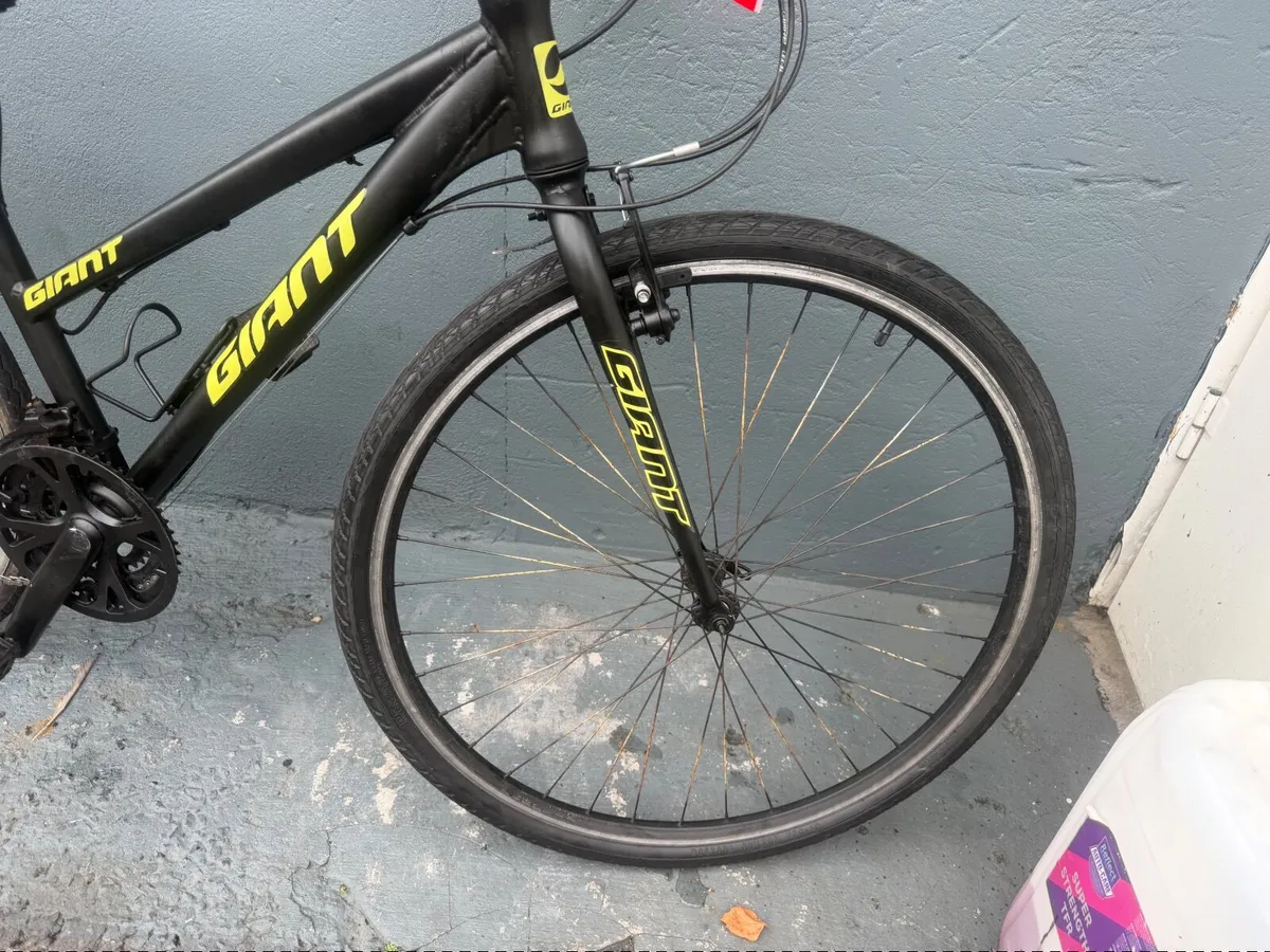 Giant hybrid bike - Image 4
