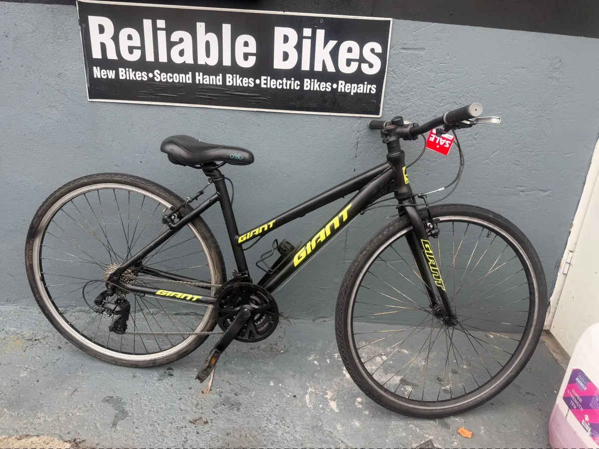 Giant hybrid bike - Image 1