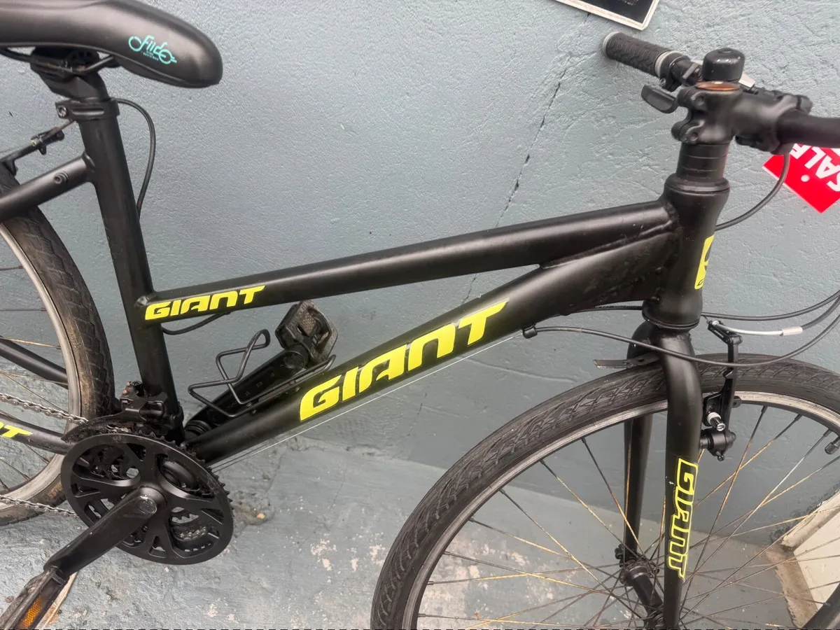 Giant hybrid bike - Image 3