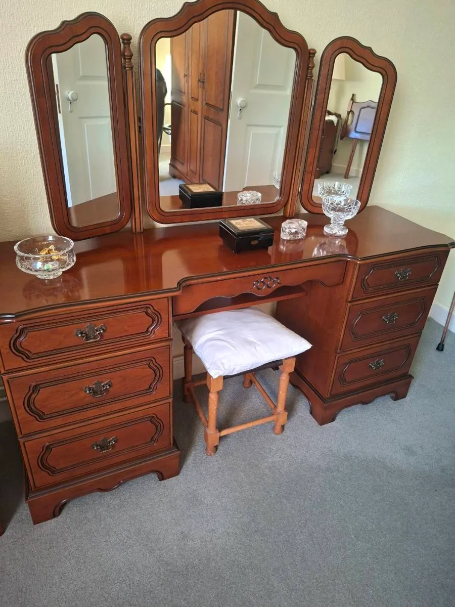 Mahogany bedroom furniture, various units - Image 4