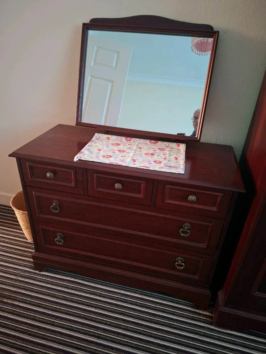 Mahogany bedroom furniture, various units - Image 1