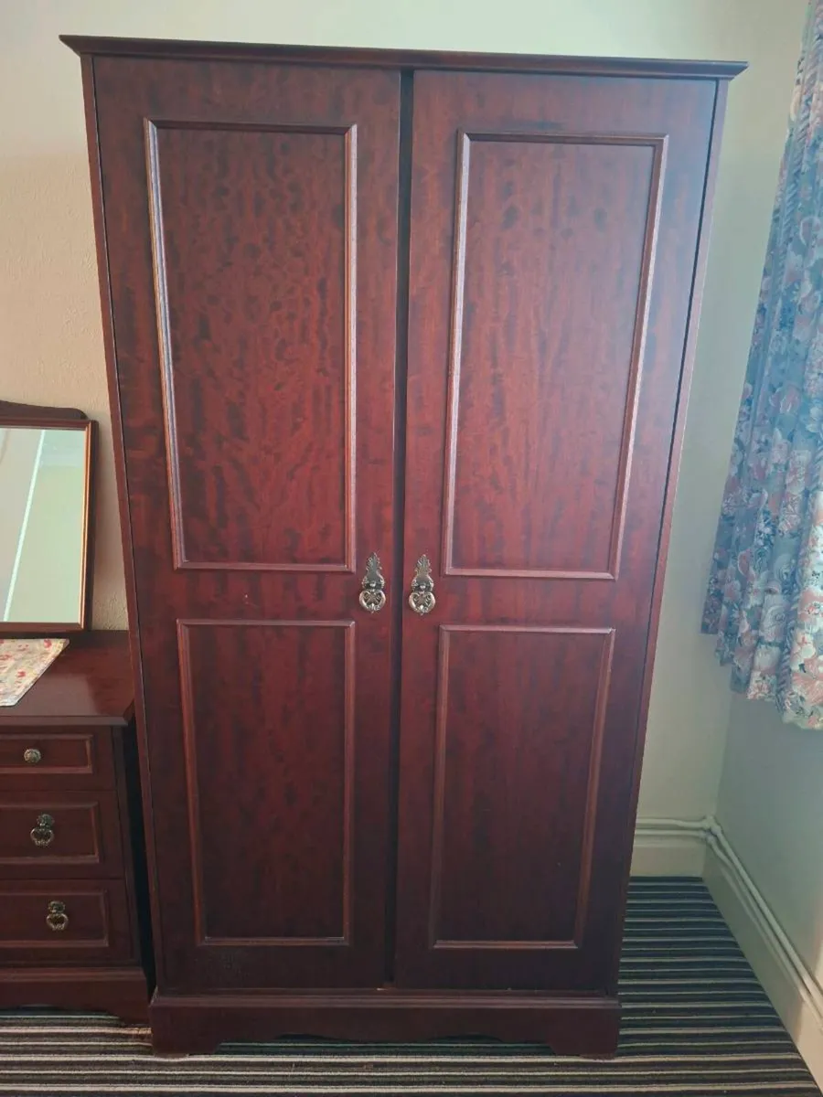 Mahogany bedroom furniture, various units - Image 2