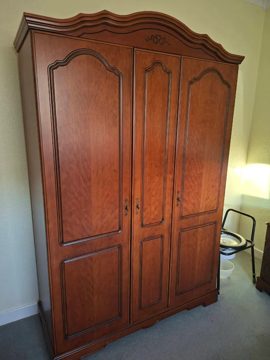 Mahogany bedroom furniture, various units - Image 3