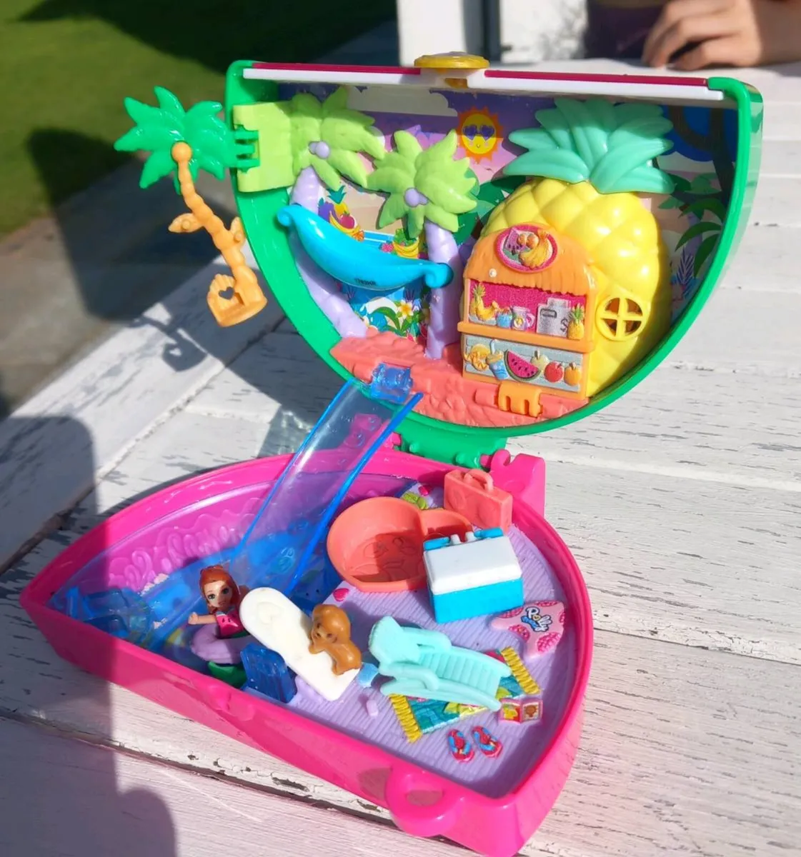 Polly Pockets Pool Party - Image 1