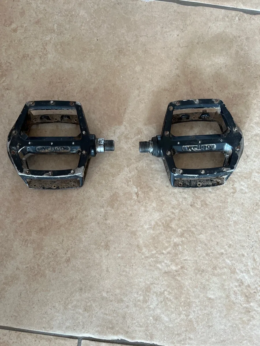 Mountain bike handlebar and pedals - Image 2
