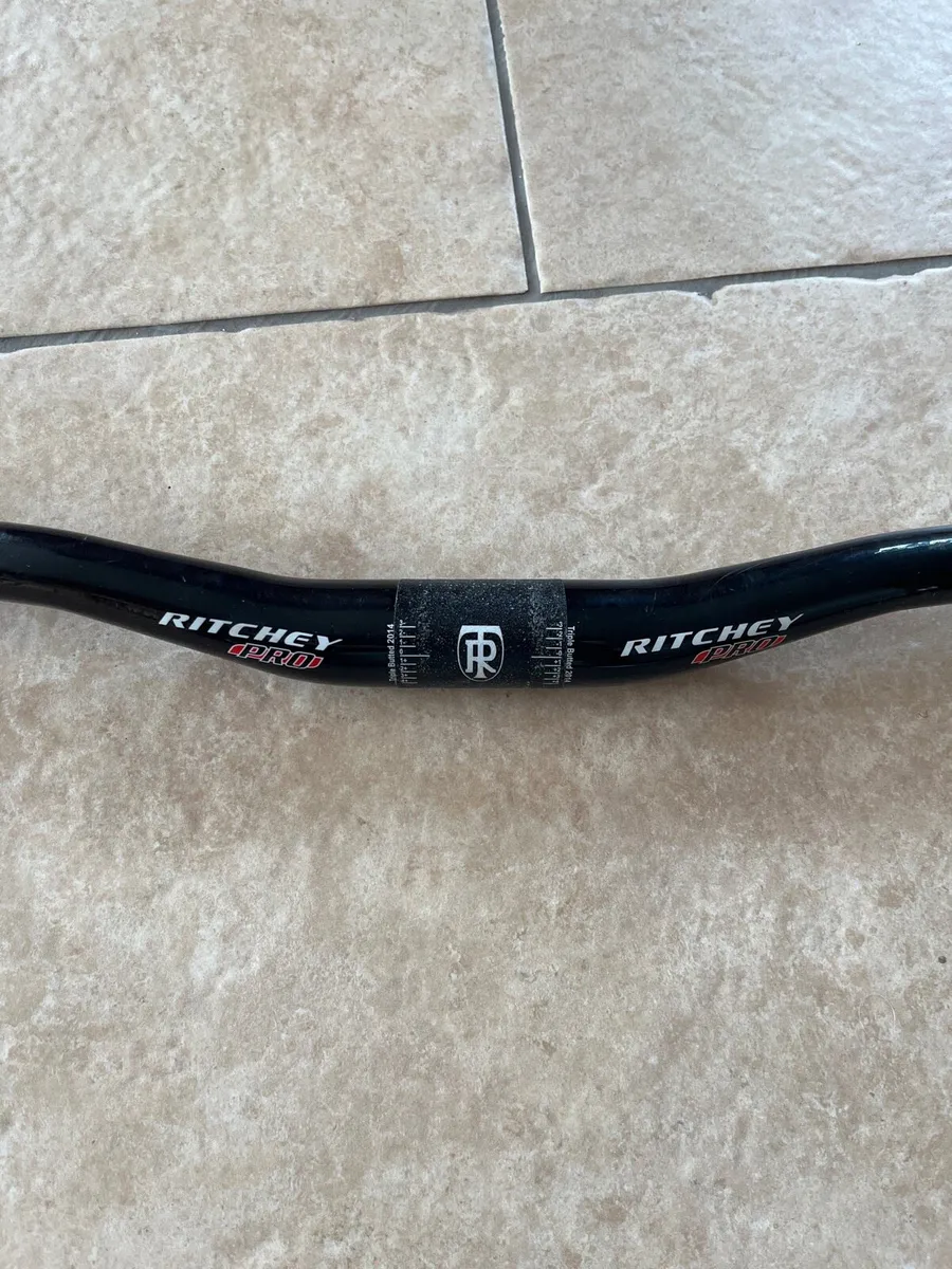 Mountain bike handlebar and pedals - Image 1