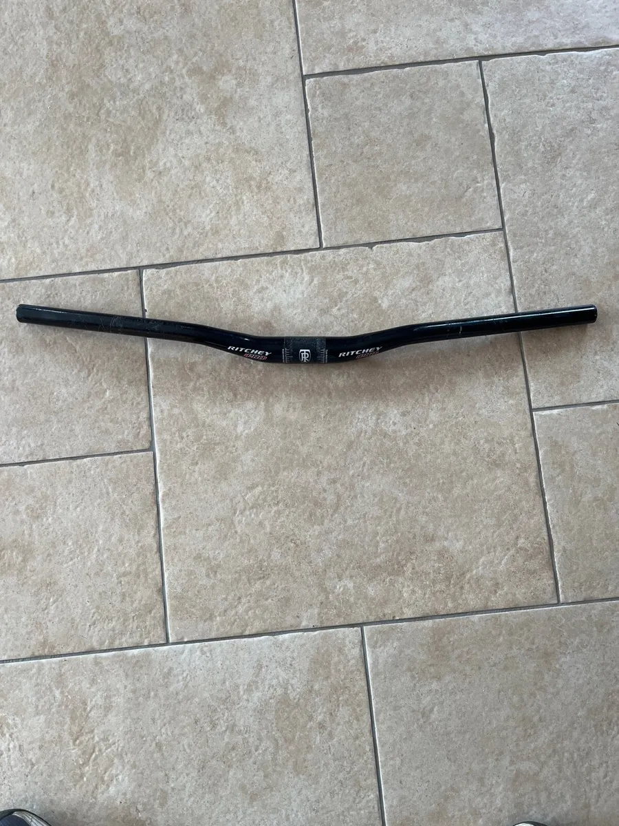 Mountain bike handlebar and pedals - Image 3