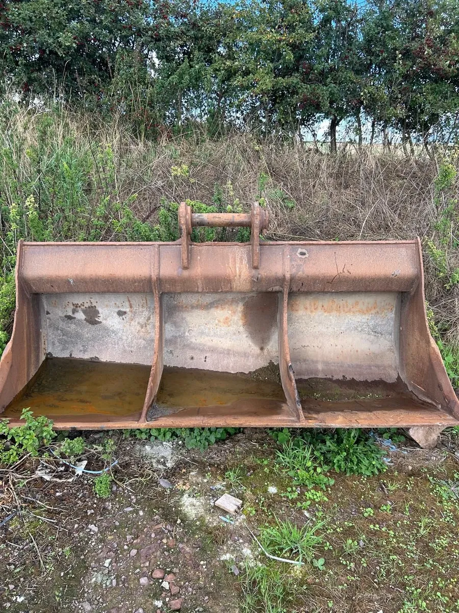 Rock Breakers & Buckets for 35 to 50 ton excavator - Image 1
