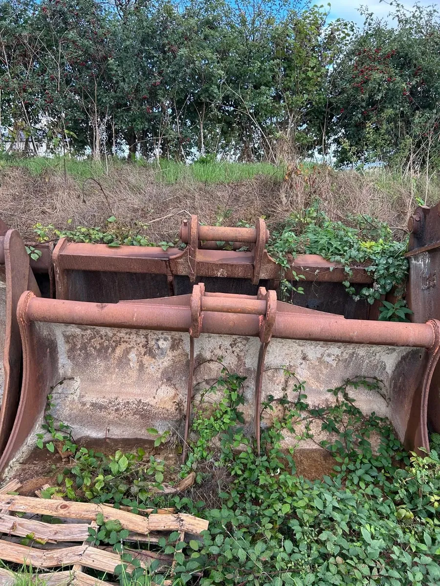 Rock Breakers & Buckets for 35 to 50 ton excavator - Image 2
