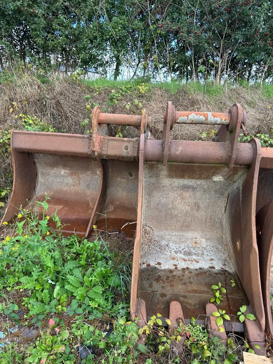 Rock Breakers & Buckets for 35 to 50 ton excavator - Image 3