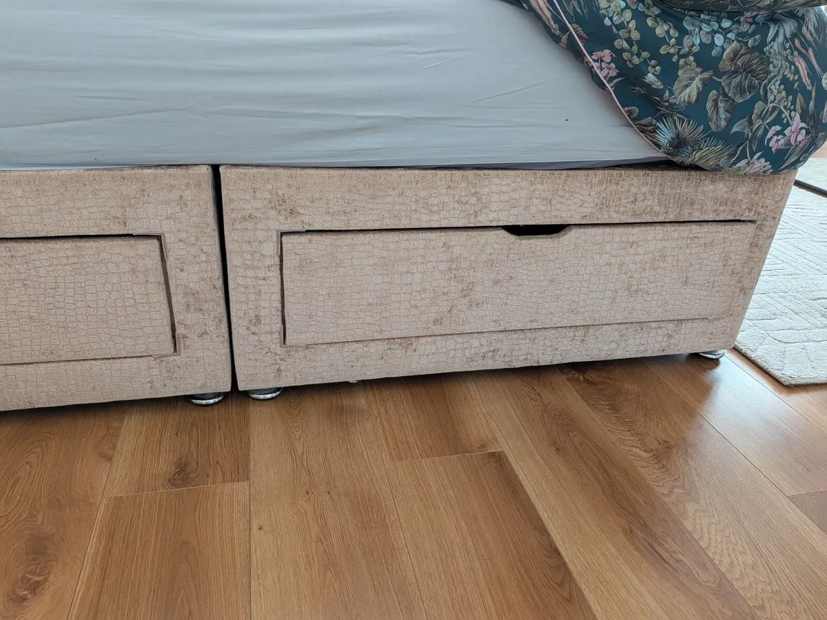 King size bed - Image 2