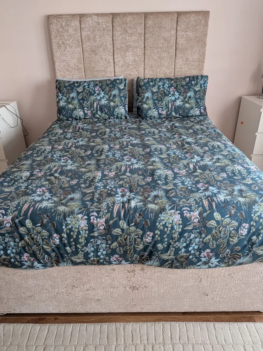 King size bed - Image 1