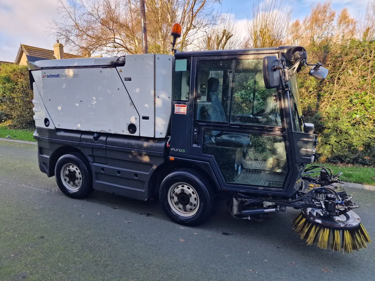 Schmidt Swingo 200+ Roadsweeper Road Sweeper - Image 2