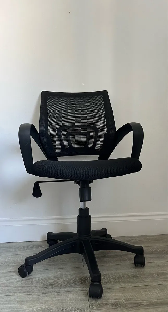 Black Mesh Ergonomic Office Desk Chair - Image 1