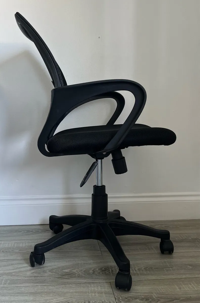 Black Mesh Ergonomic Office Desk Chair - Image 3